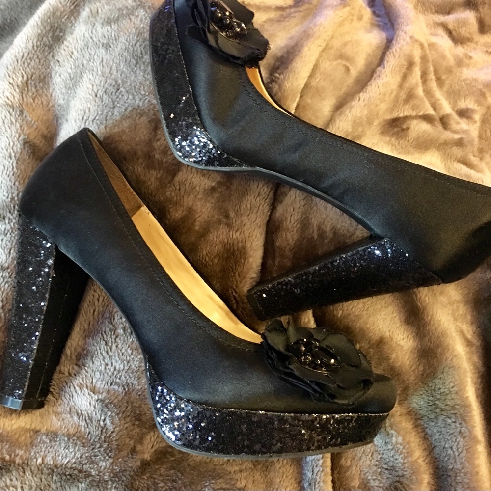 Gianni Bini Black high heels Satin Leather shimmer
